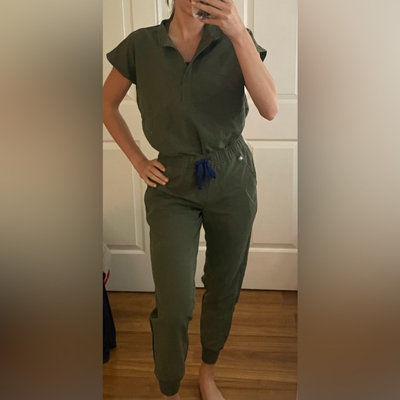 FIGS Scrub Set - Picture 1 of 10